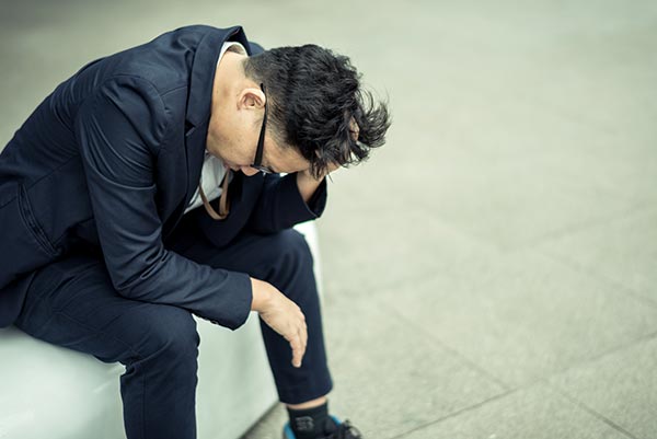 工作壓力大：成年人的焦慮會導致憂鬱和生活問題，讓你感到悲傷、孤獨和擔憂。